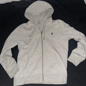 Ralph lauren hoodie - Grå zip hoodie från Ralph lauren i bra skick