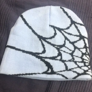 Spindel mössa - Spindel mössa den är ljusblå och den har väldigt bra kvalitet är även icke begagnad