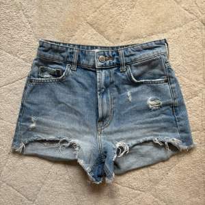 Jätte fina jeans shorts med slitningar från Zara 💕