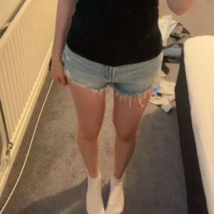 Jeans shorts Zara - Jeans shorts från Zara i stl 34 Medelhög midja  