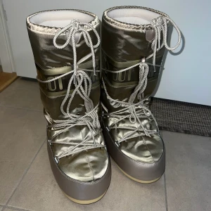 Moonboots - Moonboots guld, nytt skick. Storlek 39-41