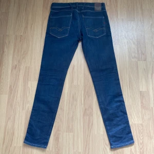 Replay anbass jeans - Säljer ett par replay anbass jeans som är i storlek w30 L31 och är i riktigt fint skick. Skriv vid funderingar. Pris kan diskuteras vid snabb affär och kan frakta jeansen.