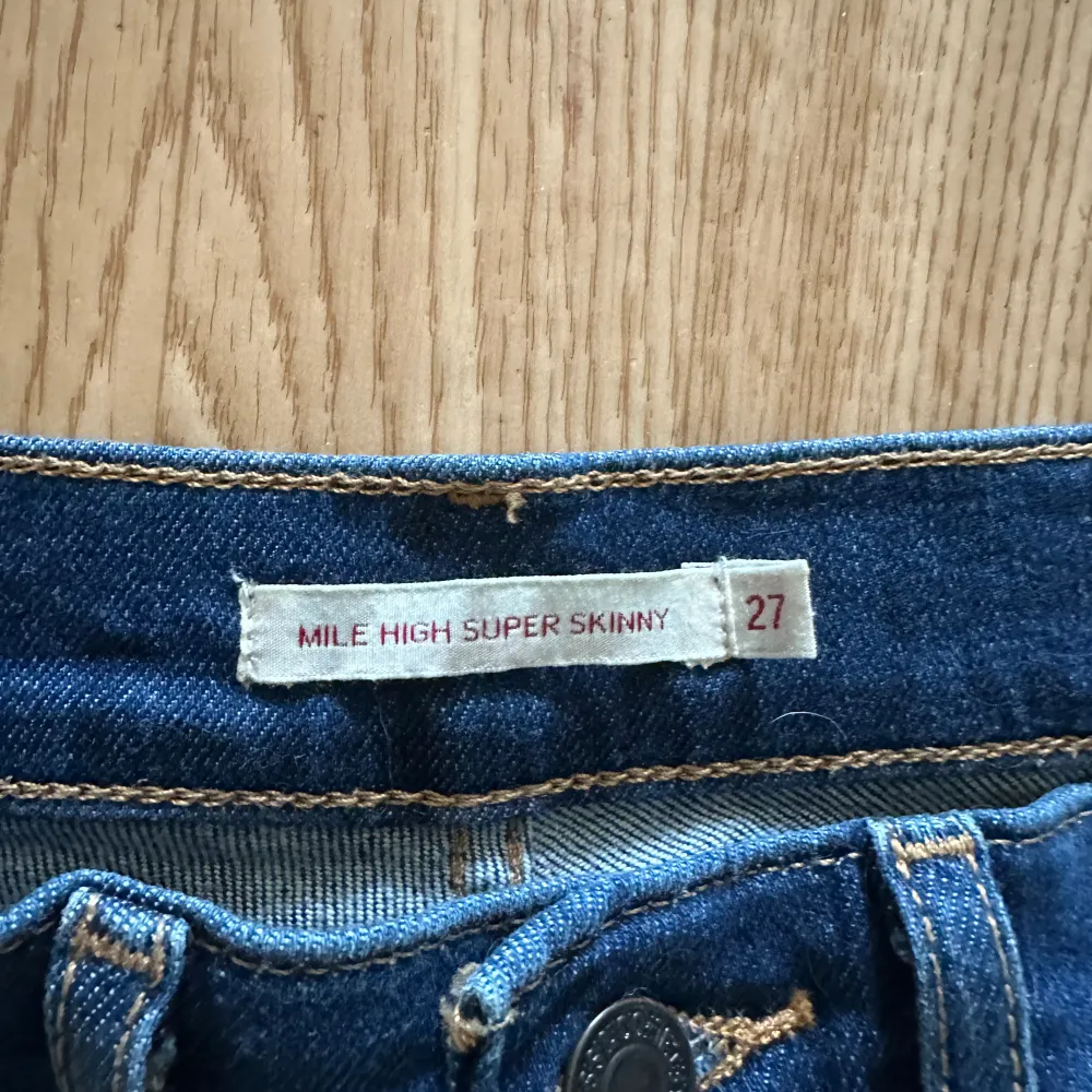 Använda 1 gång . Säljer mina jätte fina Levis jeans så jag inte kan ha de längre . 🌸. Jeans & Byxor.