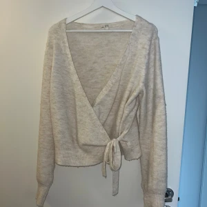 Stickad omlott - Stickad omlott tröja. Väldigt skön mot huden. Gott skick storlek M