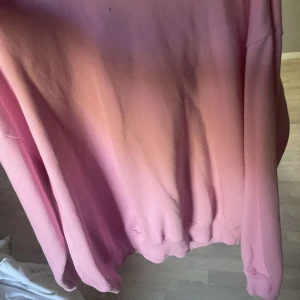 Hoodie  - Säljer en rosa hoodie (utan luva). Den är använda 1 gång. I stolek S. 