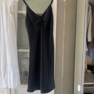 Klänning från bikbok  - Jättefin sidenklänning ifrån bikbok som är helt slutsåld💕 