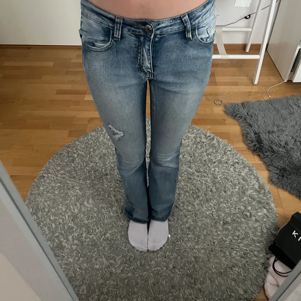 säljer mina lågmidjade jeans som är jättestretchiga och sköna!💞jag är 172 cm som referens💞. Jeans & Byxor.