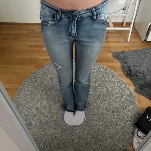säljer mina lågmidjade jeans som är jättestretchiga och sköna!💞jag är 172 cm som referens💞