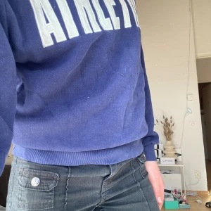 Supercool sweatshirt - Säljer denna supercoola sweatshirten. Superbra skick och inga tecken på användning. Stl xxs men sitter som en xs