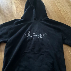 Lil peep hoodie - Lil peep hoodie Äkta Köpt när han. Inte hade en hemsida  Finns 2 små hål (se bild) Det har gått bort lite på lappen men skulle chansa på s/m