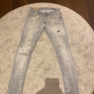 Dondup George  - Tja! Säljer mina Dondup George  Skick 9/10 ( sparsamt använda ) Köpta för 2799 Säljer för 1600 Priset ej hugget i sten😁