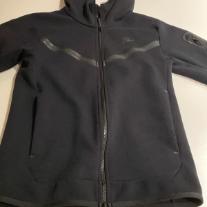 Nike tech fleece kofta I storlek S - En svart Nike tech fleece i storlek: XS. Den är i bra skick skulle säga 8/10 ungefär! 😄