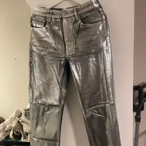silvriga jeans, använda 3 gånger 2018. Finns alltså inte att köpa längre, så coola!🦋