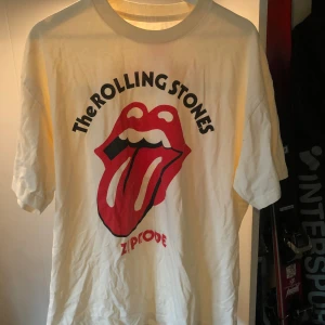 The Rolling Stones t-shirt - Skick: ”vintageaktigt” men nyare och fräschare Färg: off white Från tour år 2015 Köpare står för frakt