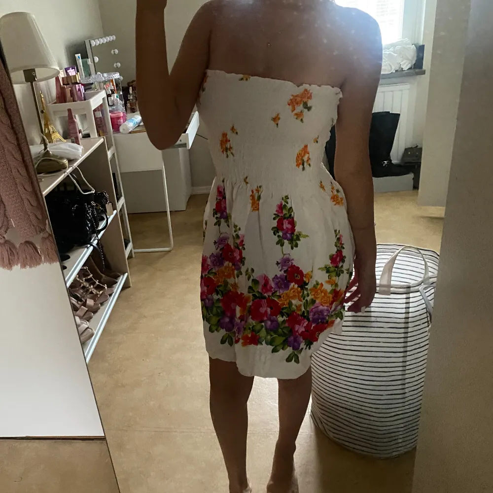 Helt ny klänning perfekt inför sommar köp direkt för 299kr. Klänningar.