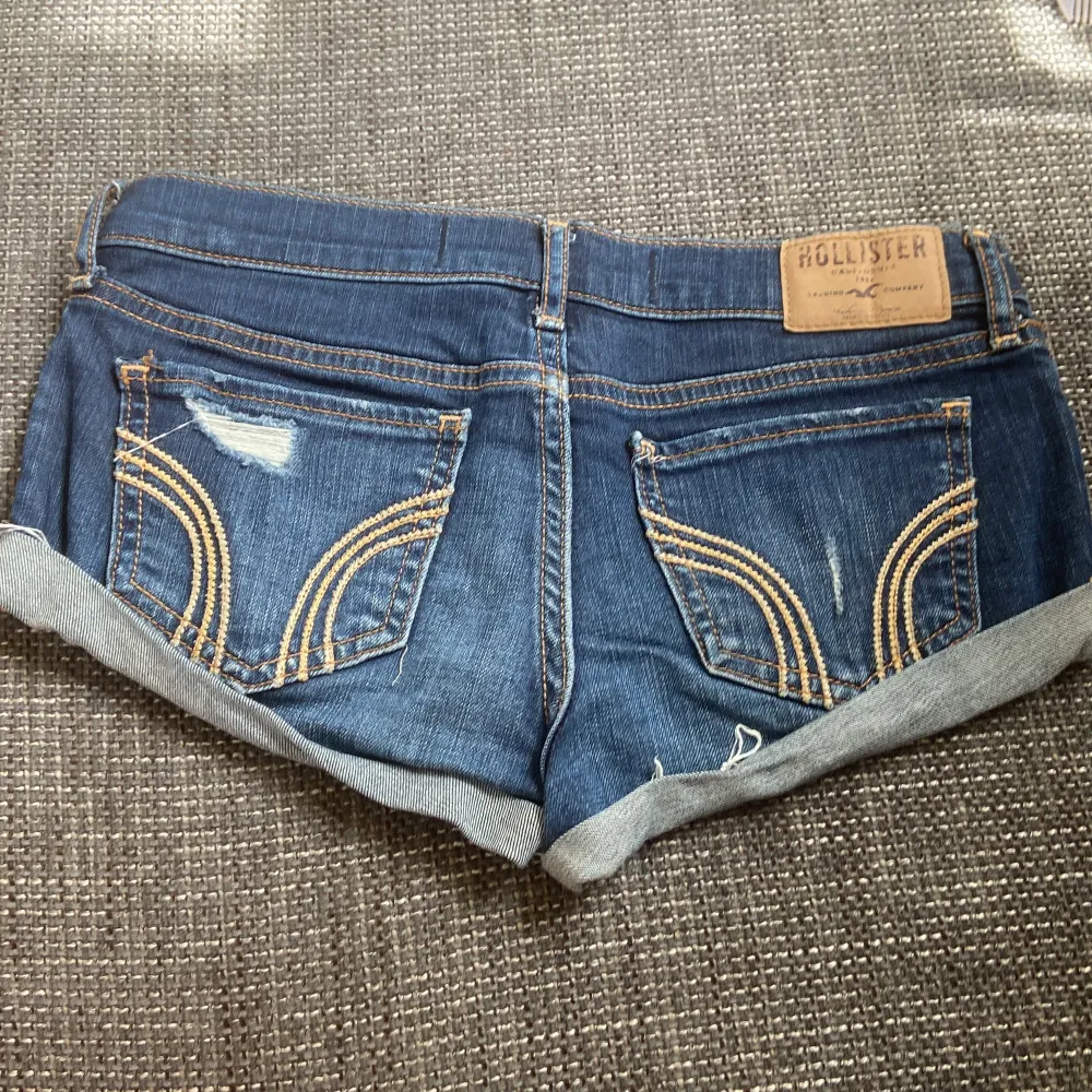 Low waist mörk blåa shorts från Hollister i strl w 23 som motsvarar xxs. Väldigt fina till sommaren och använd några gånger. Shorts.