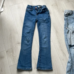 Utsvängts jeans  - Från 157 storlek 130 fint skick 