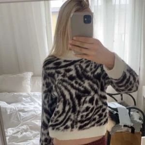 Stickad tröja  - Stickad tröja med djurmönster, bra skick! 