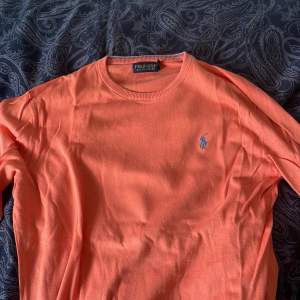 En orange tunn Ralph Lauren tröja. Storlek M! Köptes för 1500 kr. Vid snabbaffär kan priset diskuteras! Skick är 9/10 