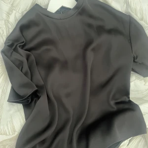 T shirt zara - Siden t shirt från zara. Aldrig använd med prislapp kcar