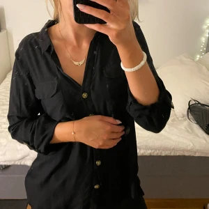 Skjorta - Så skön och somrig skjorta ifrån Vero Moda! 🧡går att ner armarna så att den blir långärmad. 