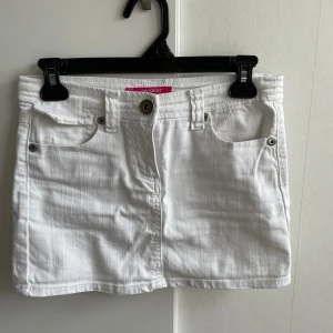 Kjol - En kjol med silver palleter på ena bakfickan. Kjolen är i storlek 13 vet inte exakt vilken storlek det är men jag som vanligt viss är en M skulle säga att det är en XS/S. Säljer den då den inte passar mig längre!