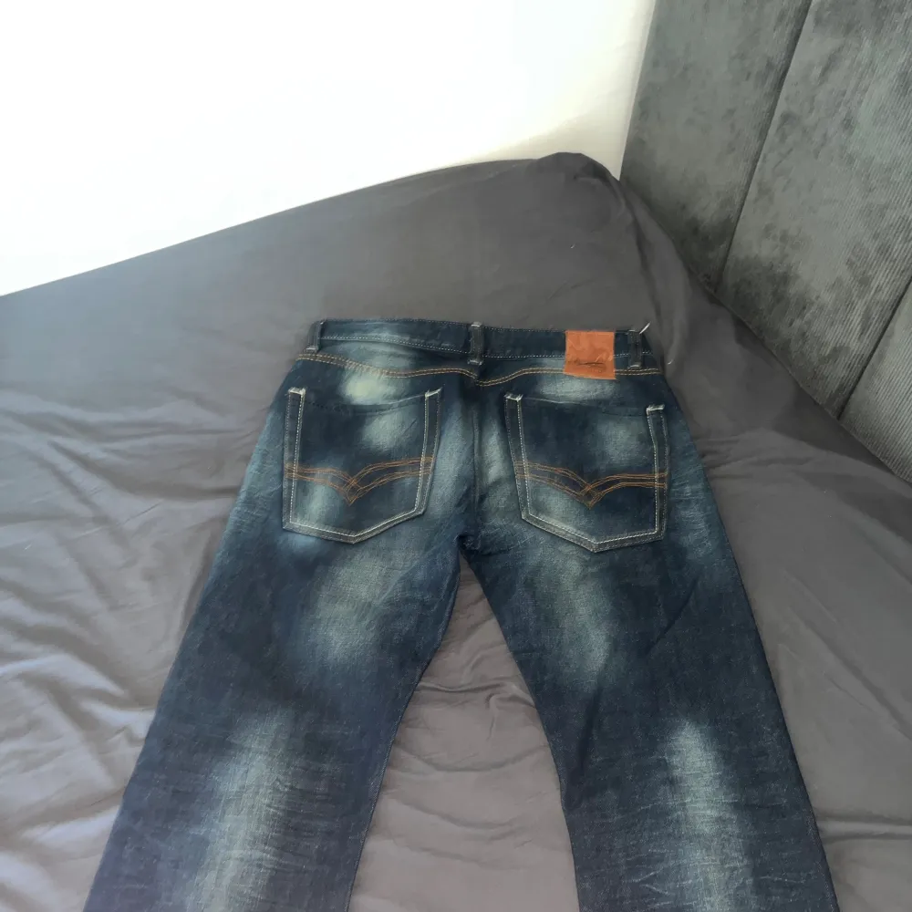 Hej! Detta är ett par jeans som tyvärr inte passar min bror längre. De är rrlativt använda men i bra skick ändå. Modellen är regular fit och passar därför alla klädstiler. W32 L34, RPBCL 1980 jeans, 7/10 kondition. Jeans & Byxor.