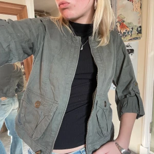 Trekvarts jacka - Militärgrön trekvartjacka, perfekt nu till vår/sommar🤩🤩. Passar xs/s💋🍷