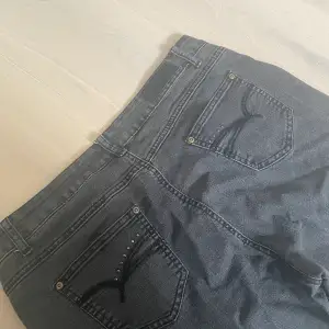 Mörk gråa jeans med fina detaljer på bakfickorna, de är i storlek 42 men skulle säga att de passar M/L 💕🫶