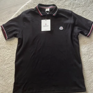 Moncler pike - Helt ny Moncler pike/t shirt i topp kvalitet, skriv för mer information eller ifall ni är intresserade👌