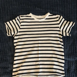 Randig t-shirt  - Jätte fin randig T-shirt som kommer från BikBok. Fler frågor/bilder är de bara att skriva!❤️