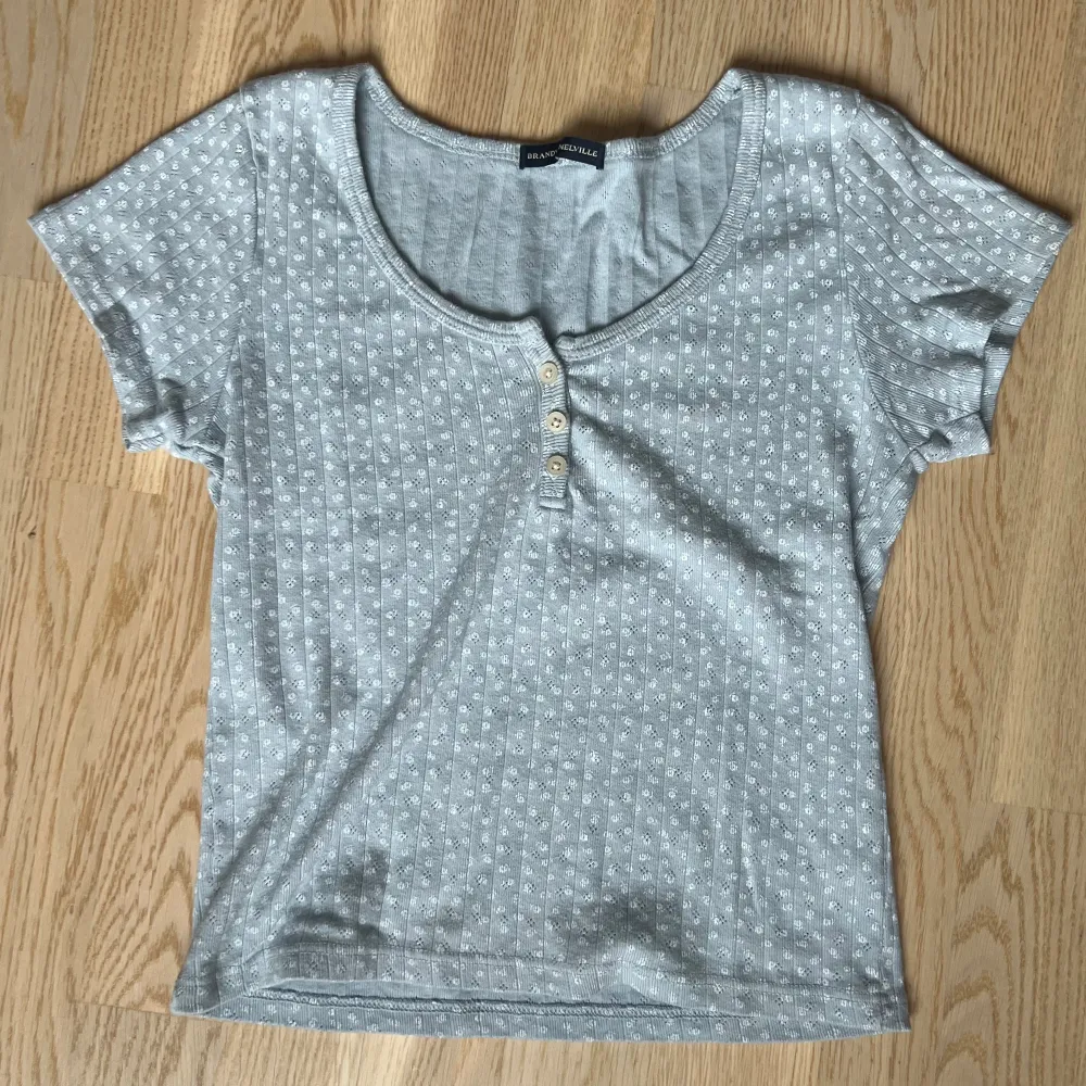 Säljer denna tröjan som kommer från Brandy Melville och köptes i New York. Onesize men skulle säga att den är som XS eller S. Den sitter stretchig och den är ganska kort💞💞. T-shirts.