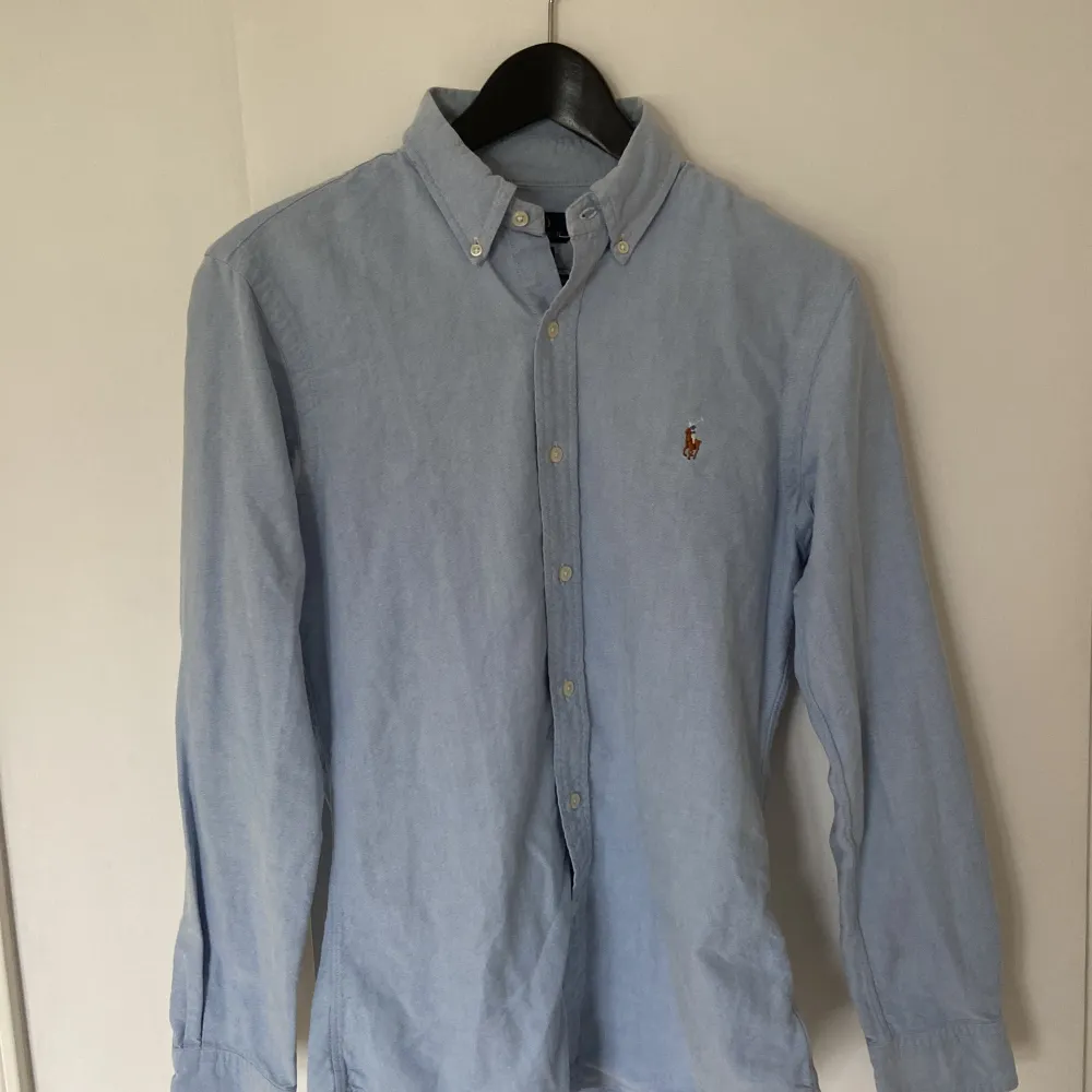 Säljer denna riktigt snygga ljusblå Ralph Lauren skjorta i storlek S.. Skjortor.