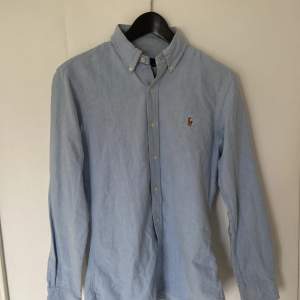 Säljer denna riktigt snygga ljusblå Ralph Lauren skjorta i storlek S.
