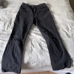 Baggy ripped jeans - Nästan helt oanvända baggy jeans som är i storlek 164-172