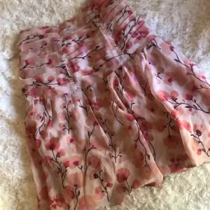 Säljer denna jätte söta kjol från nakd💕 den är i jätte bra stick och i storlek 36
