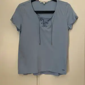 Blå t-shirt med snörning upptill