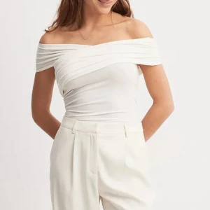 Off shoulder topp - Säljer min off shoulder topp från NAKD i strlk S då jag inte har någon användning av den,har endast provat den på annars är den som helt ny!Hör av er vid frågor,kan gå ner i pris vid snabb affär!