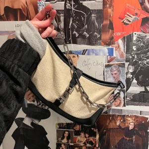 Gucci väska - Säljer min favvo väska från Gucci som tyvärr inte kommer till användning längre💔Den är köpt i Paris på en vintagebutik men garanterat äkta då jag kollat upp det hos en som jobbar med sådant! Sjukt fin och rymlig samt perfekt till fest eller vardag💗