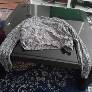 Grå stickad tröja  - Grå stickad tröja från hm i storlek M snvönd några gånger men kommer inte till använing längre.kontakta för fler frågor,prisförslag eller bilder 