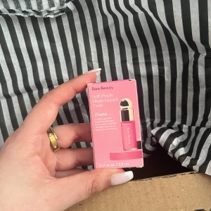 Rare beauty Mini blushw - Säljer min nya rare beauty blush i färgen happy