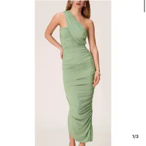 Säljer denna fina klänning från adoore💚 färgen finns inte längre💚 använd en gång 