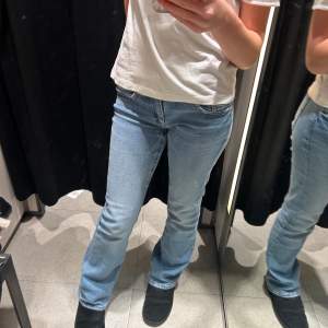 Säljer dessa super snygga lågmidjade jeans! Midjemått: 36-37cm (man kan ändra) Innerbenslängd: 80-81cm  Skriv för frågor! ❣️😍 Pris går att diskuteras! 
