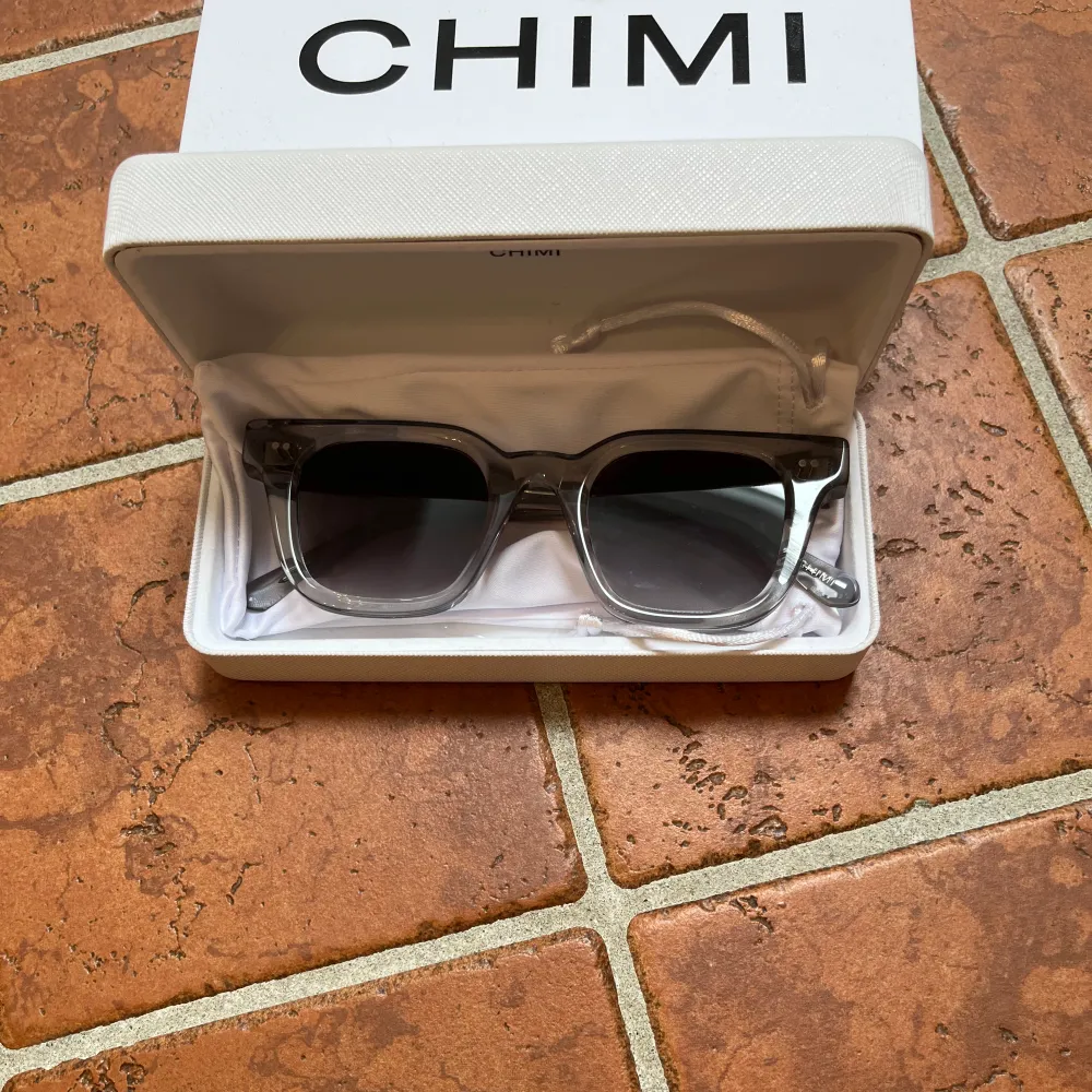 Tjena, säljer nu mina Chimi 04 grey i storlek L som är använda 2-3 gånger. Box, fodral, påse och oöppnad putsduk tillkommer. Inga defekter och är som helt nya. Hör av dig vid funderingar. Pris kan diskuteras. Kan tänka mig byte med 04 black Large . Övrigt.