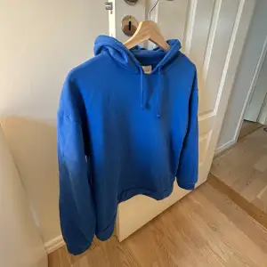 Säljer en jättefin blå hoodie från VILA i storlek XS. Hoodien är i bra skick och är bara använd fåtal gånger😀💕skriv vid frågor.
