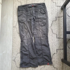 Esprit Cargobyxor  - I bra skick men har en fläck som syns på sista fotot. Storlek 44. Skriv ifall du har några fler frågor!