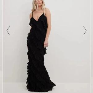NA-KD klänning - Jättefin klänning från Na-kd som inte passade mig tyvärr. Kan användas till många olika tillfällen, som tex balklänning och är en väldigt fin modell. Slutsåld på hemsidan. Nypris 699 kr.