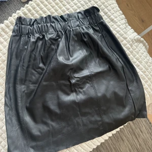 Svart skinnkjol  - Storlek: S 