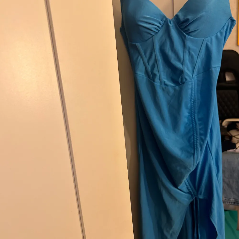 Jättefin blå klänning i storlek S aldrig använd prislappen finns kvar. 190kr. Klänningar.