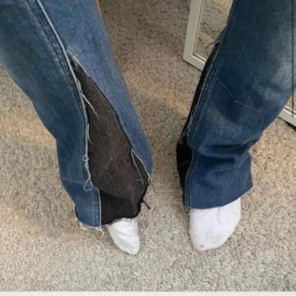 Säljer dessa super fina low waist diesel jeans med svart Bootcut som tyvärr var för små för mig. Storlek W28 L34. Inga defekter . Jeans & Byxor.